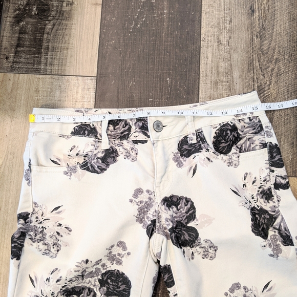 American Eagle Black White and Gray Floral Skinny Jeans - Picture 10 of 10